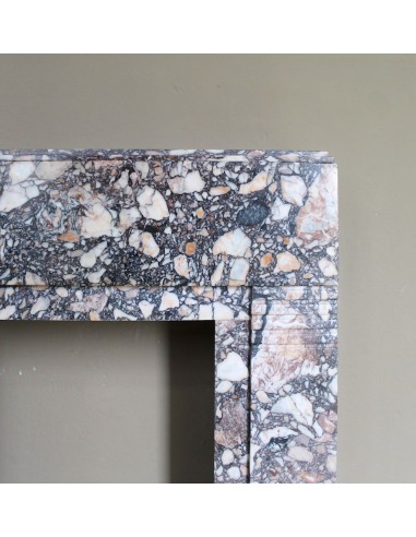 Camino antico Art Deco in marmo Africano variopinto. Questa cornice in marmo da camino è autentica e d'epoca Art Deco.