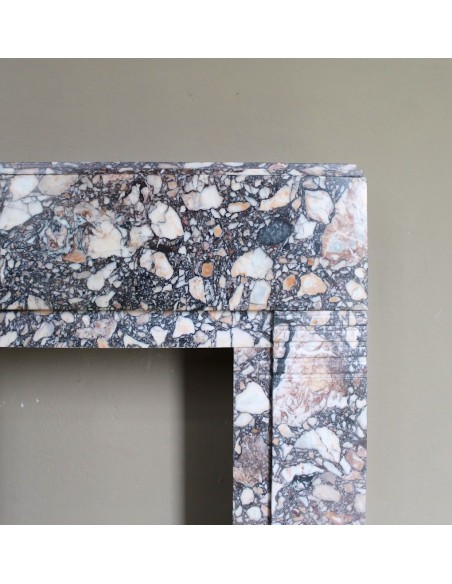 Camino antico Art Deco in marmo Africano variopinto. Questa cornice in marmo da camino è autentica e d'epoca Art Deco.