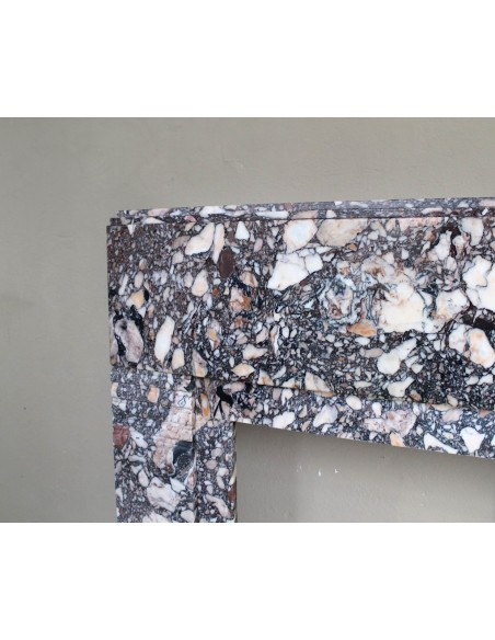 Camino antico Art Deco in marmo Africano variopinto. Questa cornice in marmo da camino è autentica e d'epoca Art Deco.