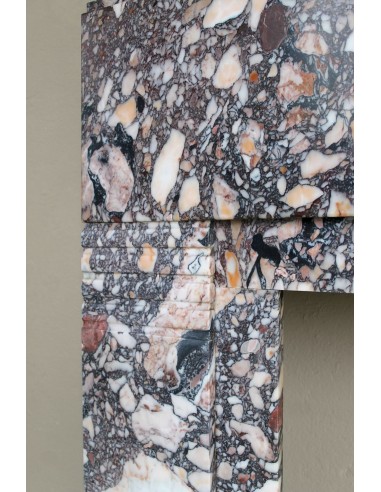 Camino antico Art Deco in marmo Africano variopinto. Questa cornice in marmo da camino è autentica e d'epoca Art Deco.