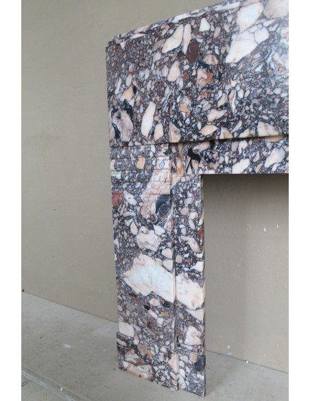 Camino antico Art Deco in marmo Africano variopinto. Questa cornice in marmo da camino è autentica e d'epoca Art Deco.