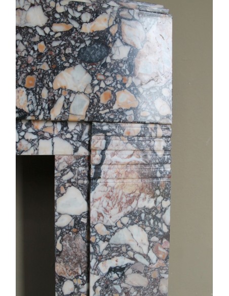 Camino antico Art Deco in marmo Africano variopinto. Questa cornice in marmo da camino è autentica e d'epoca Art Deco.