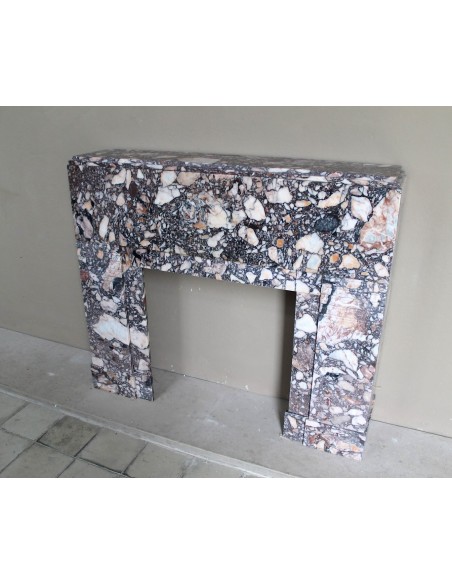 Camino antico Art Deco in marmo Africano variopinto. Questa cornice in marmo da camino è autentica e d'epoca Art Deco.