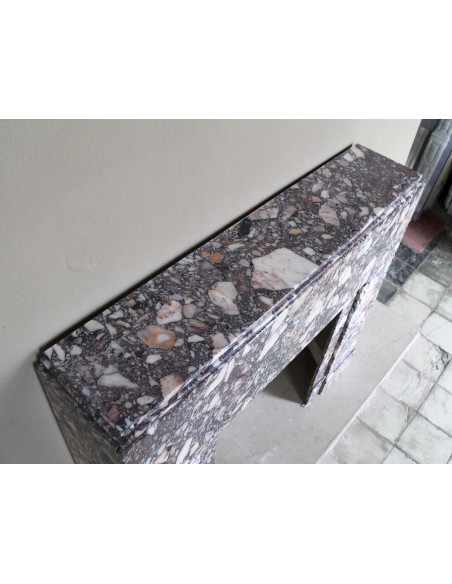 Camino antico Art Deco in marmo Africano variopinto. Questa cornice in marmo da camino è autentica e d'epoca Art Deco.