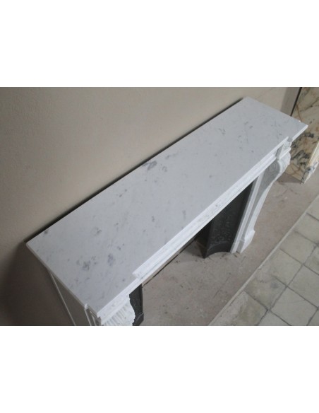 Camino antico Neoclassico "Macaron" con dettagli scultorei floreali raffinatissimi, in marmo Bianco Carrara.