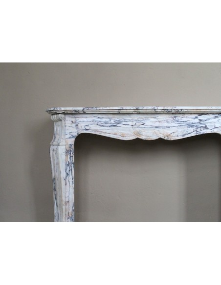 Camino antico barocco scolpito in raro marmo Calacatta Gold con venature di tonalità viola, oro, bianco.