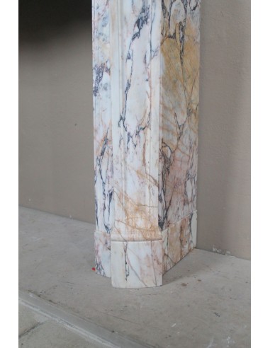 Camino antico barocco scolpito in raro marmo Calacatta Gold con venature di tonalità viola, oro, bianco.