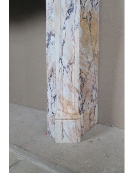 Camino antico barocco scolpito in raro marmo Calacatta Gold con venature di tonalità viola, oro, bianco.