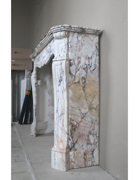 Camino antico barocco scolpito in raro marmo Calacatta Gold con venature di tonalità viola, oro, bianco.