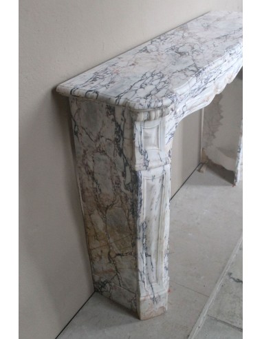 Camino antico barocco scolpito in raro marmo Calacatta Gold con venature di tonalità viola, oro, bianco.