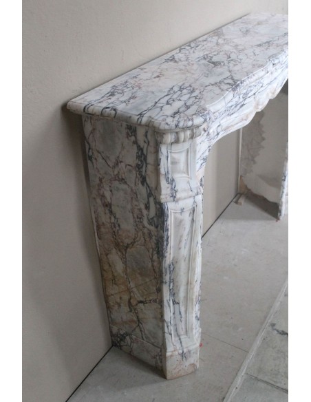 Camino antico barocco scolpito in raro marmo Calacatta Gold con venature di tonalità viola, oro, bianco.