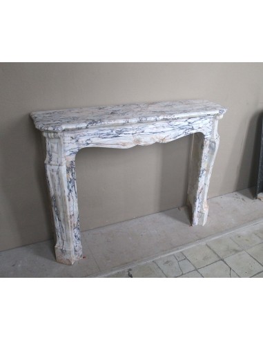 Camino antico barocco scolpito in raro marmo Calacatta Gold con venature di tonalità viola, oro, bianco.