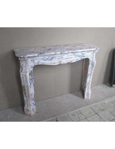 Camino antico barocco scolpito in raro marmo Calacatta Gold con venature di tonalità viola, oro, bianco.