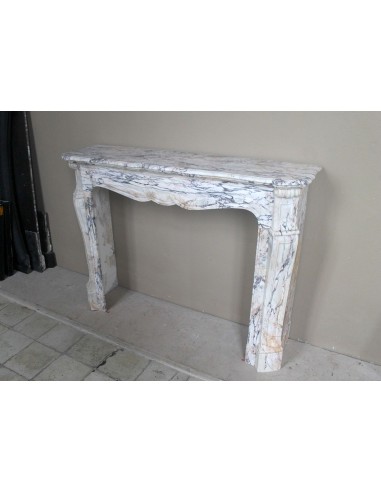 Camino antico barocco scolpito in raro marmo Calacatta Gold con venature di tonalità viola, oro, bianco.