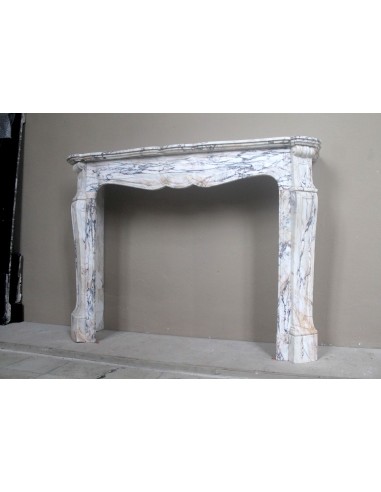 Camino antico barocco scolpito in raro marmo Calacatta Gold con venature di tonalità viola, oro, bianco.