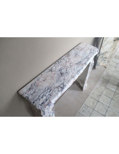 Camino antico barocco scolpito in raro marmo Calacatta Gold con venature di tonalità viola, oro, bianco.