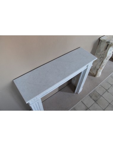 Caminetto Luigi XVI "Cannelure" scolpito in marmo Bianco "Puro" di Carrara. Un camino sobrio, elegante, lineare.