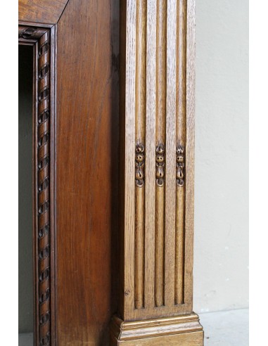 Grazioso caminetto Luigi XVI Ramo d'ulivo di piccola taglia scolpito in legno di rovere, con controcuore incluso.