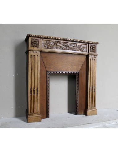 Grazioso caminetto Luigi XVI Ramo d'ulivo di piccola taglia scolpito in legno di rovere, con controcuore incluso.