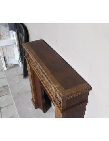 Grazioso caminetto Luigi XVI Ramo d'ulivo di piccola taglia scolpito in legno di rovere, con controcuore incluso.