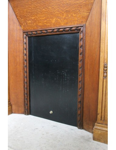 Grazioso caminetto Luigi XVI Ramo d'ulivo di piccola taglia scolpito in legno di rovere, con controcuore incluso.