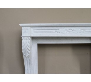 Camino antico in marmo bianco di Carrara "griffe de Lion" proposto a prezzo scontato, in offerta. Grande occasione. 2