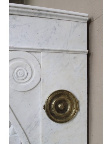 Camino antico in marmo bianco di Carrara "griffe de Lion" proposto a prezzo scontato, in offerta. Grande occasione.