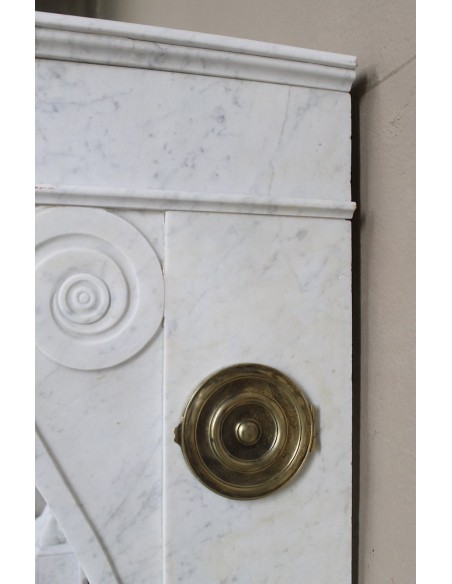 Camino antico in marmo bianco di Carrara "griffe de Lion" proposto a prezzo scontato, in offerta. Grande occasione.