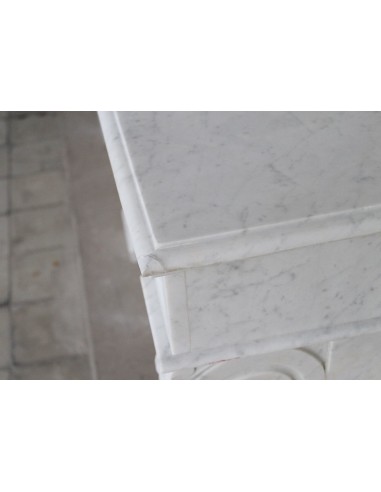 Camino antico in marmo bianco di Carrara "griffe de Lion" proposto a prezzo scontato, in offerta. Grande occasione.