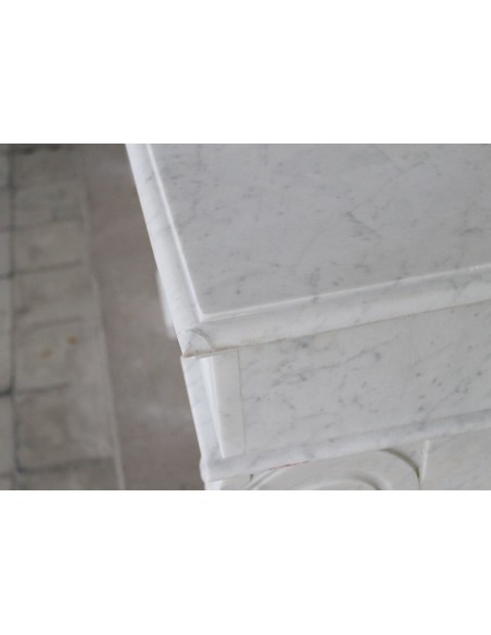 Camino antico in marmo bianco di Carrara "griffe de Lion" proposto a prezzo scontato, in offerta. Grande occasione.