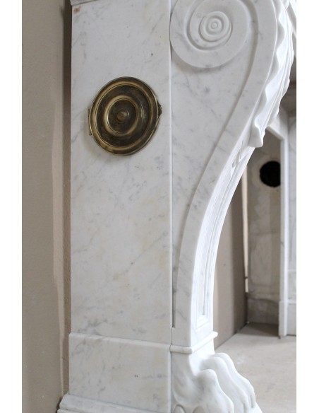 Camino antico in marmo bianco di Carrara "griffe de Lion" proposto a prezzo scontato, in offerta. Grande occasione.