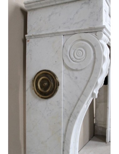 Camino antico in marmo bianco di Carrara "griffe de Lion" proposto a prezzo scontato, in offerta. Grande occasione.