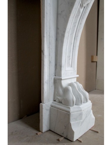 Camino antico in marmo bianco di Carrara "griffe de Lion" proposto a prezzo scontato, in offerta. Grande occasione.