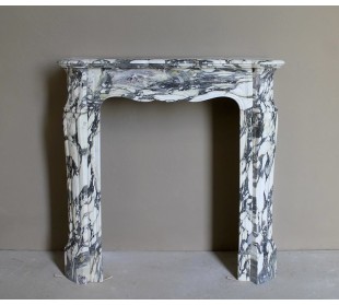 Piccolo camino barocco Pompadour in eccezionale marmo Breccia Medicea, con forti venature viola, verdi e oro su fondo bianco.