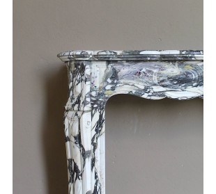 Piccolo camino barocco Pompadour in eccezionale marmo Breccia Medicea, con forti venature viola, verdi e oro su fondo bianco. 2