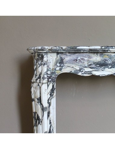 Piccolo camino barocco Pompadour in eccezionale marmo Breccia Medicea, con forti venature viola, verdi e oro su fondo bianco.