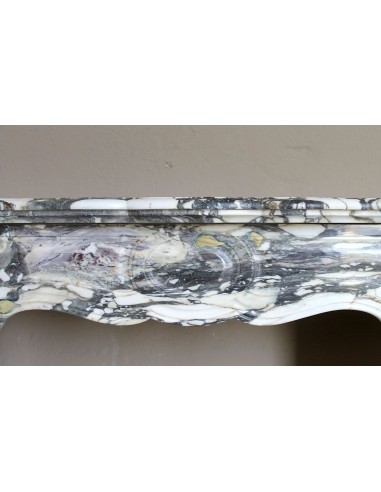 Piccolo camino barocco Pompadour in eccezionale marmo Breccia Medicea, con forti venature viola, verdi e oro su fondo bianco.