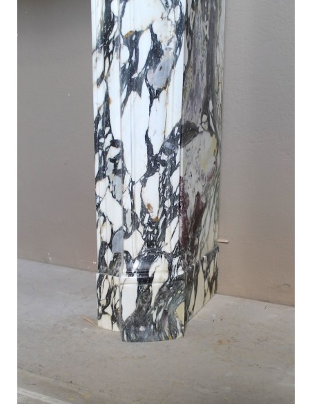 Piccolo camino barocco Pompadour in eccezionale marmo Breccia Medicea, con forti venature viola, verdi e oro su fondo bianco.