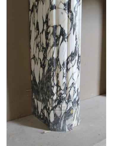 Piccolo camino barocco Pompadour in eccezionale marmo Breccia Medicea, con forti venature viola, verdi e oro su fondo bianco.