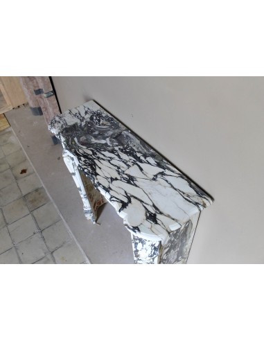 Piccolo camino barocco Pompadour in eccezionale marmo Breccia Medicea, con forti venature viola, verdi e oro su fondo bianco.