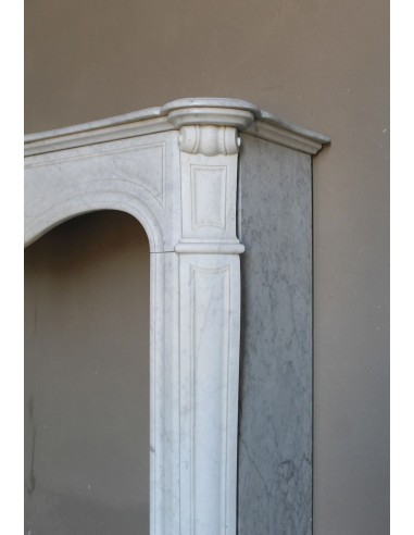 Camino barocco in marmo bianco con sculture e decori a conchiglie. Una cornice in marmo da camino autentica e antica.