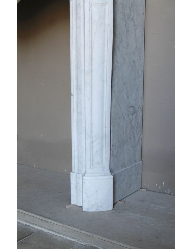 Camino barocco in marmo bianco con sculture e decori a conchiglie. Una cornice in marmo da camino autentica e antica.