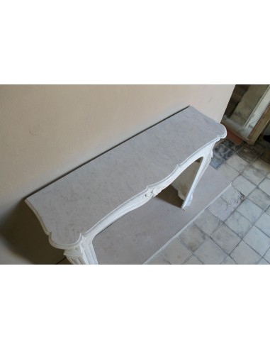 Camino barocco in marmo bianco con sculture e decori a conchiglie. Una cornice in marmo da camino autentica e antica.