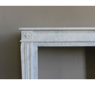 Piccolo e proporzionato caminetto Neoclassico "Due Rose" a spalla mossa in marmo Bianco Carrara, molto elegante e raffinato. 2