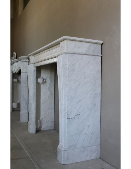 Piccolo e proporzionato caminetto Neoclassico "Due Rose" a spalla mossa in marmo Bianco Carrara, molto elegante e raffinato.