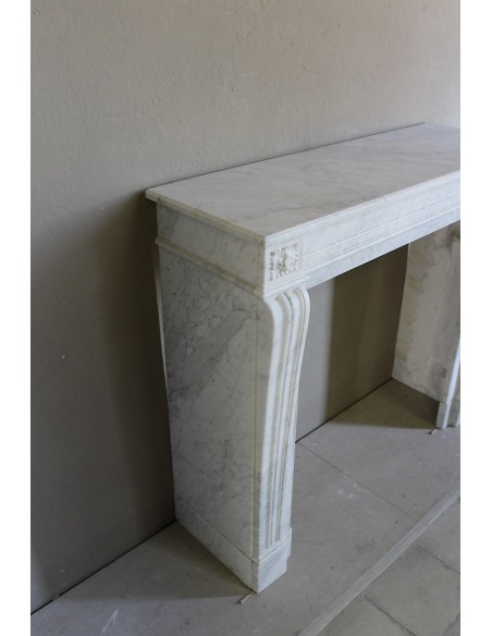 Piccolo e proporzionato caminetto Neoclassico "Due Rose" a spalla mossa in marmo Bianco Carrara, molto elegante e raffinato.
