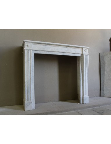 Piccolo e proporzionato caminetto Neoclassico "Due Rose" a spalla mossa in marmo Bianco Carrara, molto elegante e raffinato.