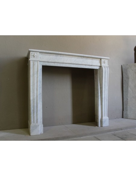 Piccolo e proporzionato caminetto Neoclassico "Due Rose" a spalla mossa in marmo Bianco Carrara, molto elegante e raffinato.