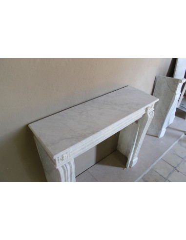 Piccolo e proporzionato caminetto Neoclassico "Due Rose" a spalla mossa in marmo Bianco Carrara, molto elegante e raffinato.