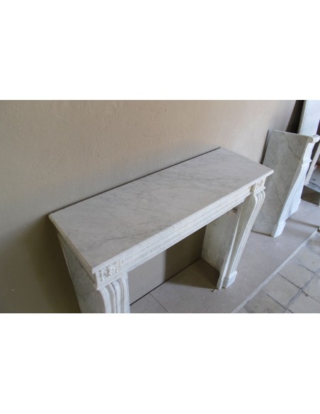 Piccolo e proporzionato caminetto Neoclassico "Due Rose" a spalla mossa in marmo Bianco Carrara, molto elegante e raffinato.